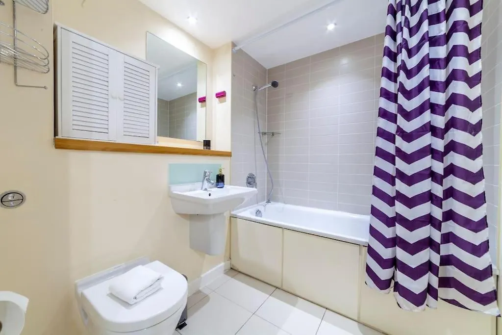 Apartament Modern 3 Beds 2 Bath Flat - Parking & Sleeps 6 Londyn Wielka Brytania