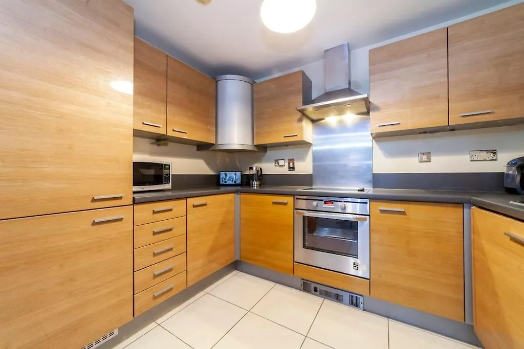 Apartament Modern 3 Beds 2 Bath Flat - Parking & Sleeps 6 Londyn