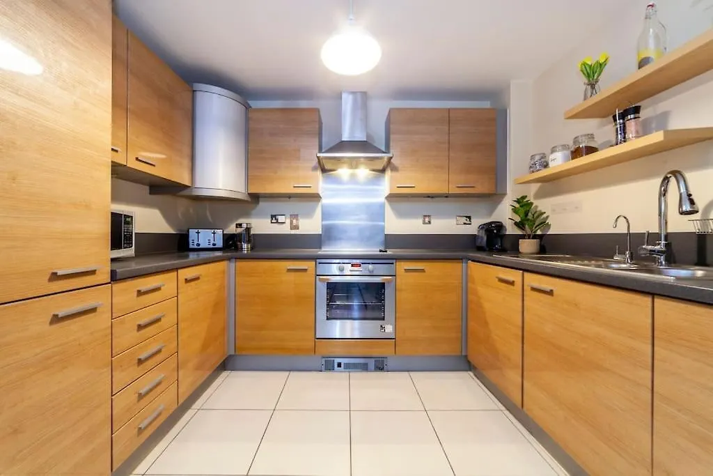 Apartament Modern 3 Beds 2 Bath Flat - Parking & Sleeps 6 Londyn Wielka Brytania
