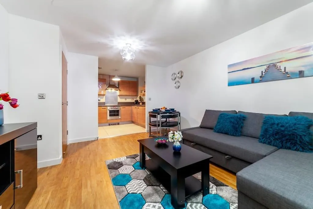 Modern 3 Beds 2 Bath Flat - Parking & Sleeps 6 Apartment London