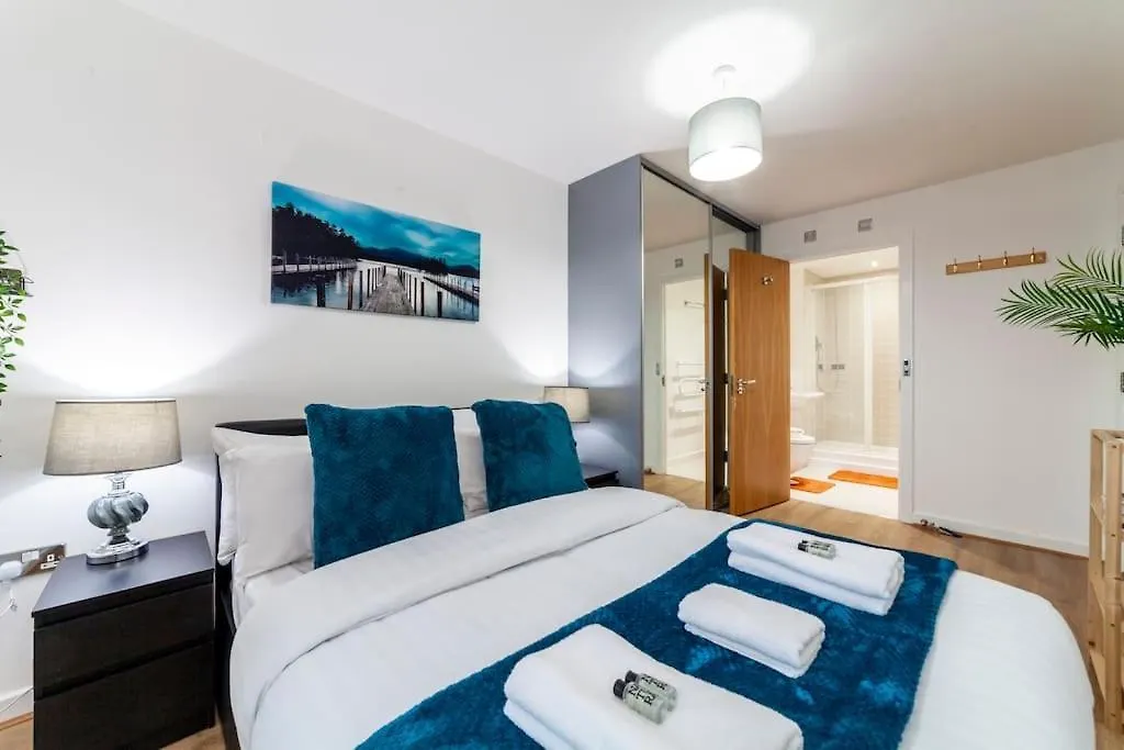 Modern 3 Beds 2 Bath Flat - Parking & Sleeps 6 Apartment London