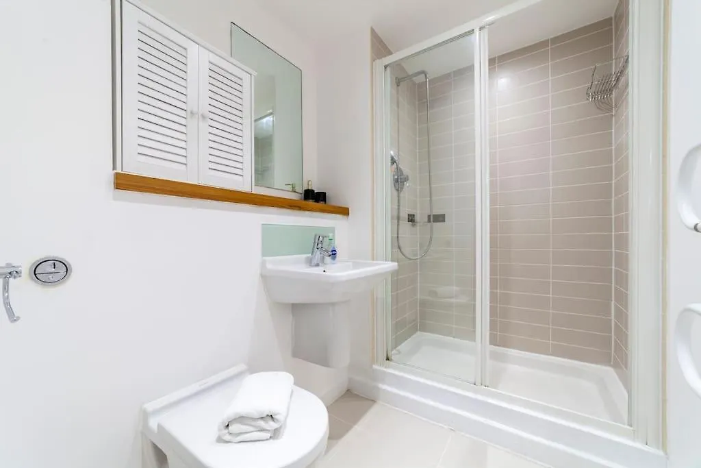 Modern 3 Beds 2 Bath Flat - Parking & Sleeps 6 Apartment London