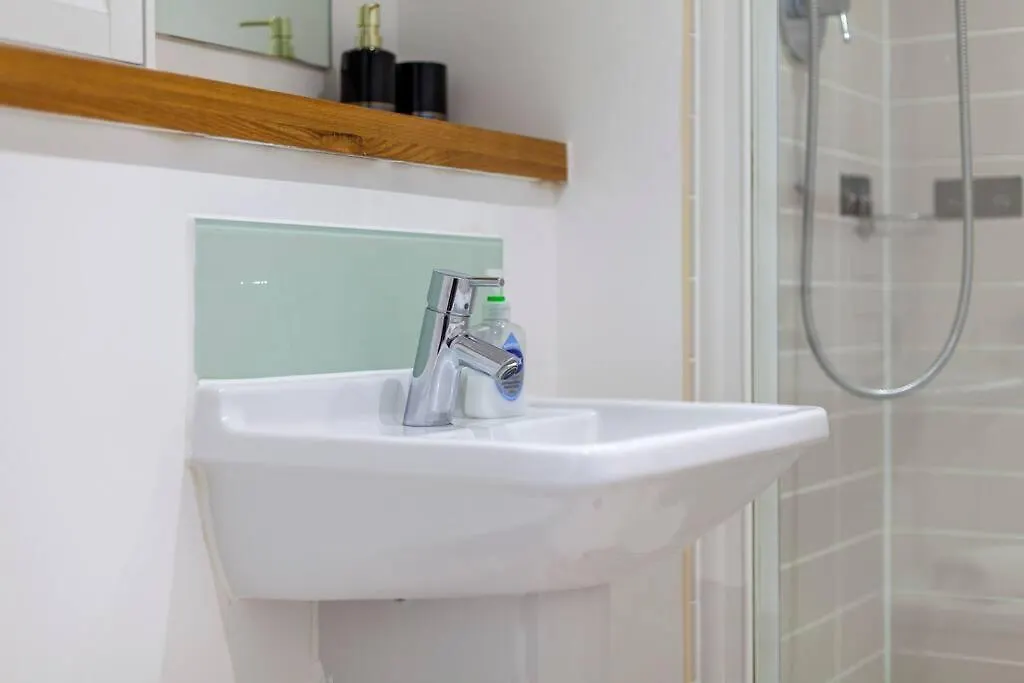 Modern 3 Beds 2 Bath Flat - Parking & Sleeps 6 Apartment London