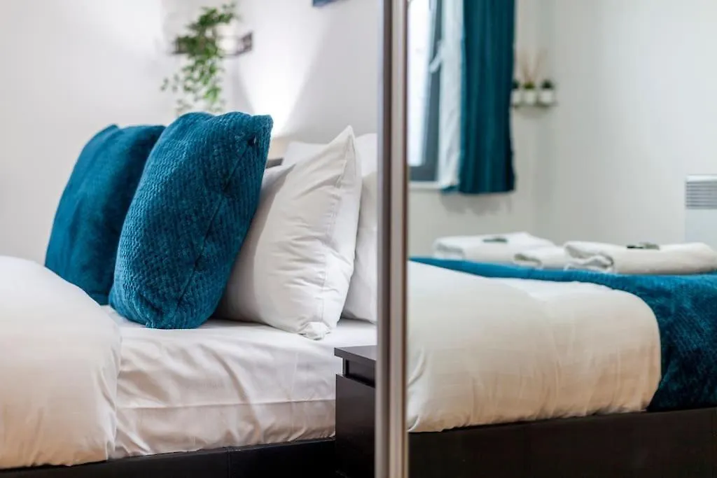 Modern 3 Beds 2 Bath Flat - Parking & Sleeps 6 Apartment London