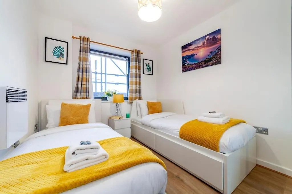 Modern 3 Beds 2 Bath Flat - Parking & Sleeps 6 Apartment London