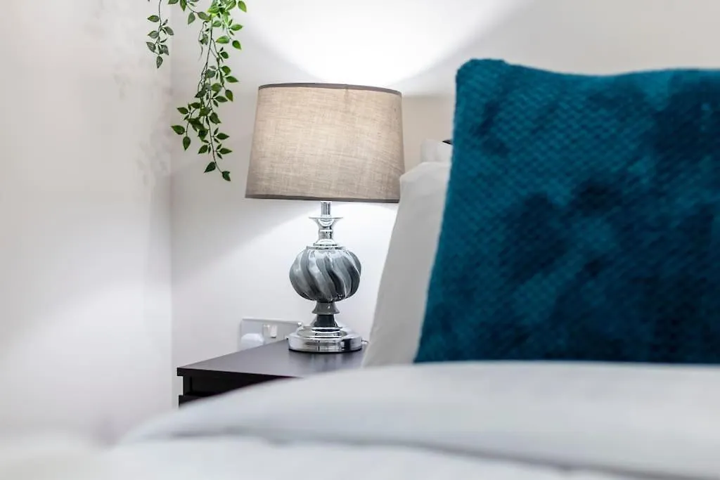 Modern 3 Beds 2 Bath Flat - Parking & Sleeps 6 Apartment London