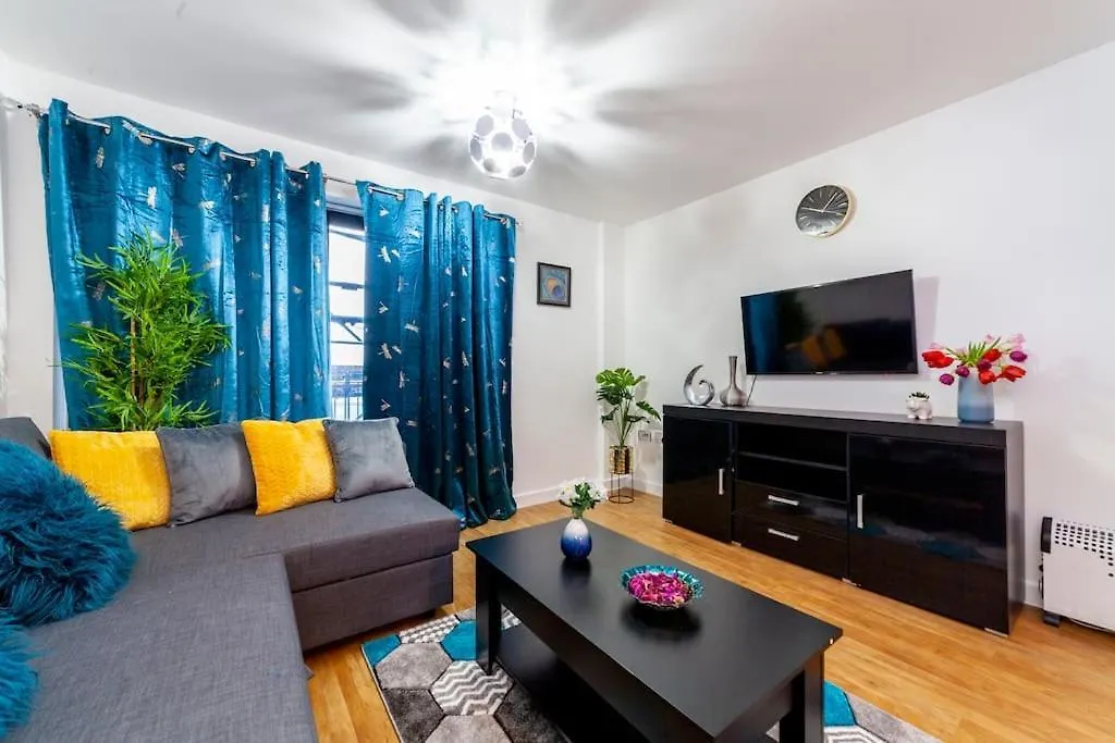 Modern 3 Beds 2 Bath Flat - Parking & Sleeps 6 Apartment London